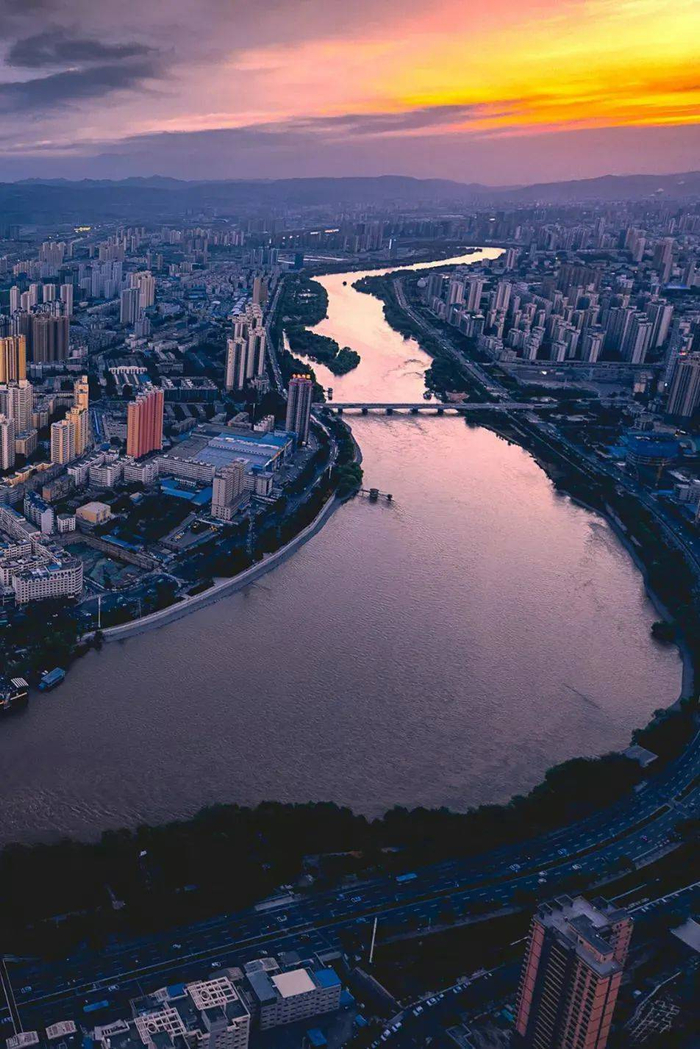 就问穿兰州城而过的黄河宽不宽吧。摄影/杨文杰