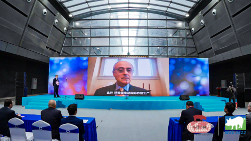 　　美国主办方——明尼苏达大学教务长Mostafa Kaveh 通过视频发表致辞