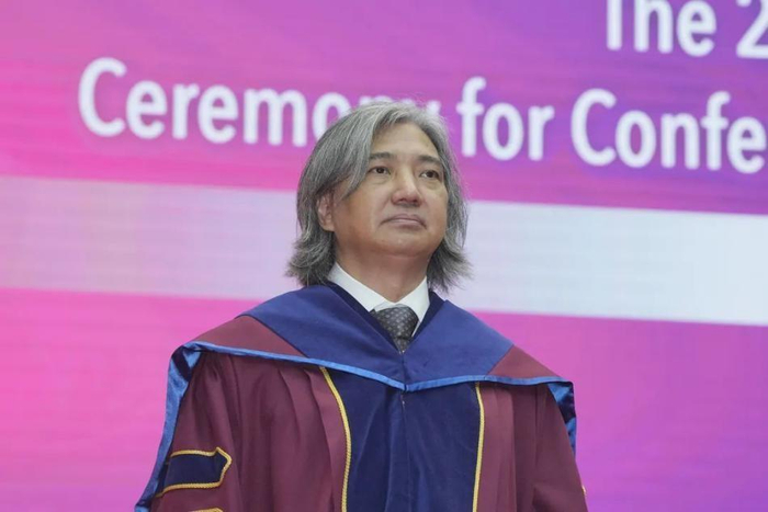 　　▲吴为山教授获颁授荣誉人文学博士学位