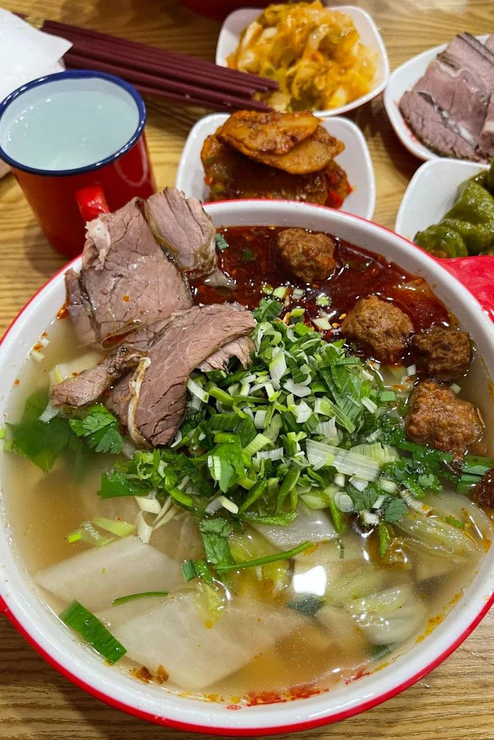 老兰州烩菜牛肉面，牛肉面之外，还有丸子和蔬菜。摄影/砍柴书生