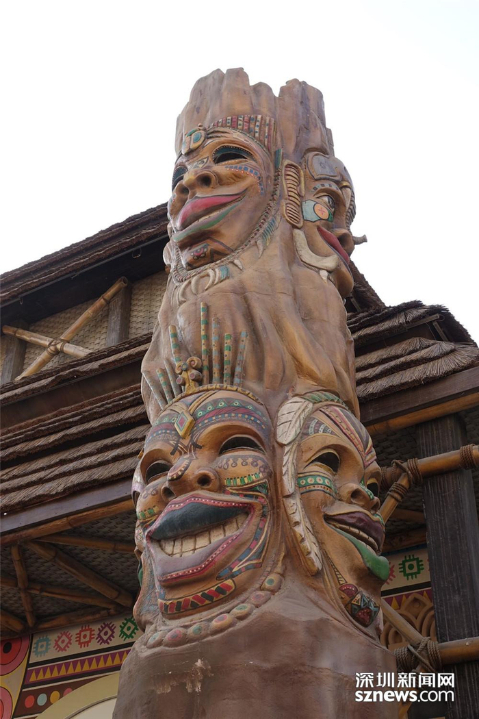 汇集了几十个国家的特色产品、美食、民俗表演，许多著名的国际艺术家都曾在这里演出。李仁奇 摄