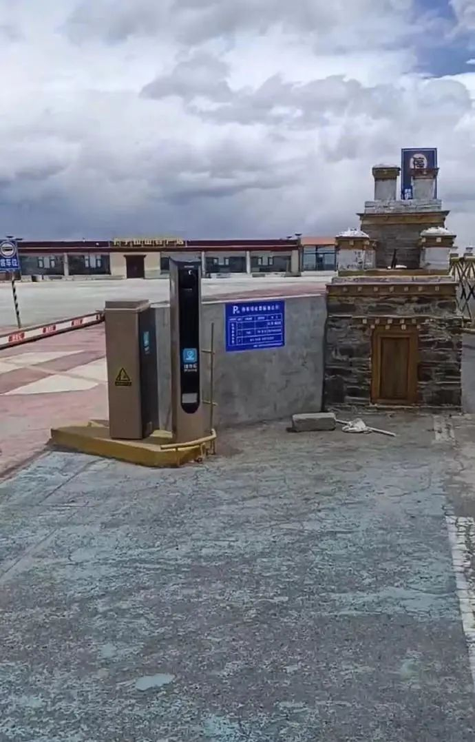 ▲视频中的停车场外标有收费标准