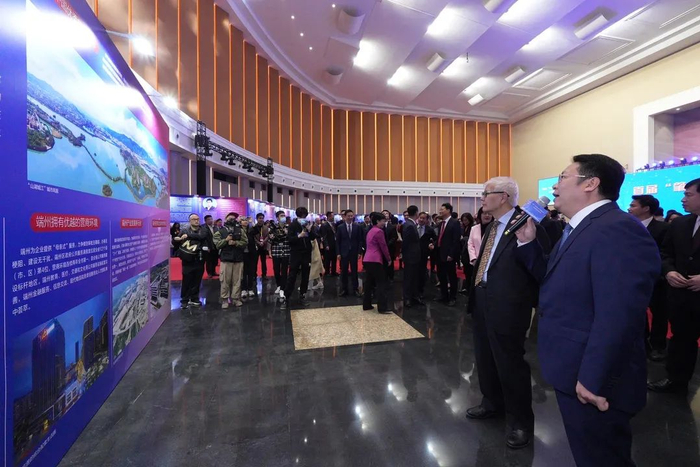 △肇庆各县（市、区）相关负责人分别为乡贤们介绍各区概况、特色产业、投资优势等情况。廖文奕 摄