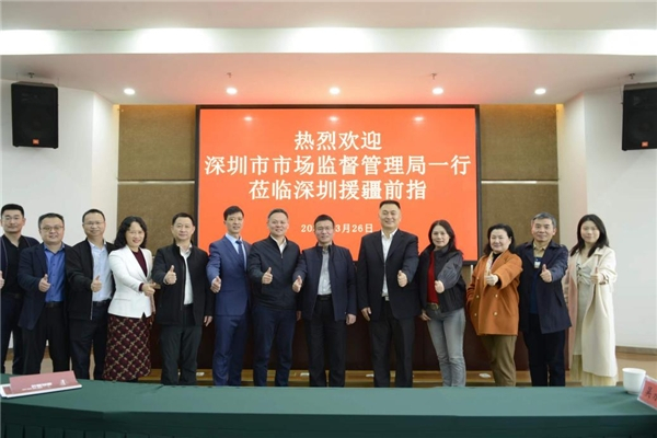 　　捐赠单位代表在新疆深圳援疆前指