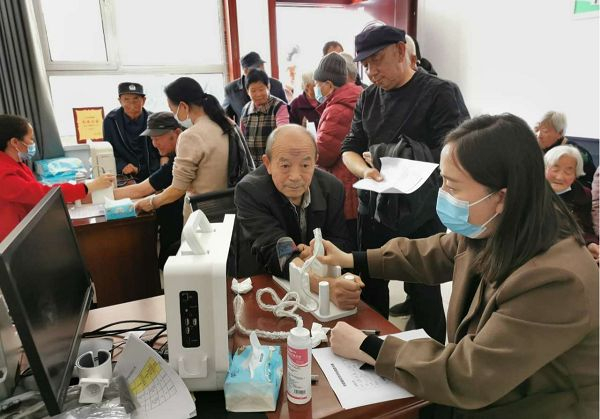 　　工作人员为老人进行骨骼健康监测