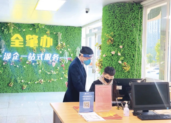 △“全肇办”涉企服务专区工作人员引导企业负责人办理业务。