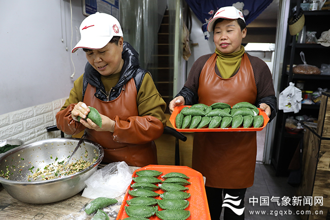 图为3月23日，浙江省丽水市缙云县双溪口乡姓潘村村民制作清明粿 缙云县双溪口乡政府供图