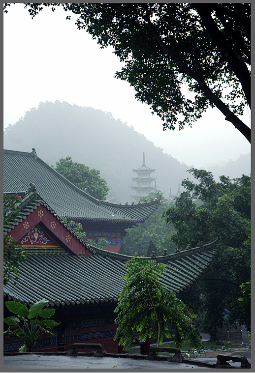 △ 六祖寺建有六祖大道、牌坊、放生池天王殿、大雄宝殿、六祖殿、藏经阁等多座建筑，为海内外著名的禅宗祖庭之一。丁群英 摄