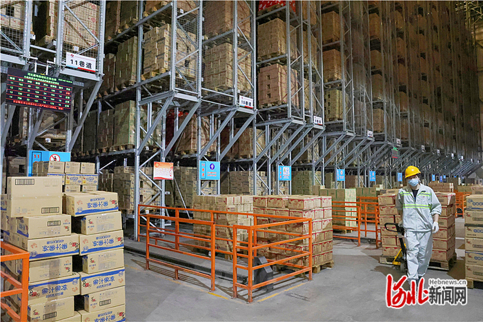 河北喜之郎食品有限公司自动化立体仓库。 河北日报通讯员张曾良摄