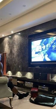 该网友晒出自己在霍华德家中偷拍的照片