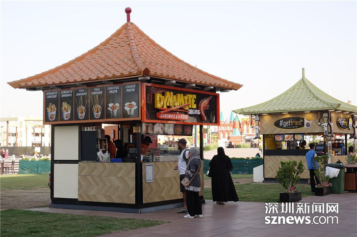 地球村里面有200多家餐厅，提供各地特色美食。李仁奇 摄