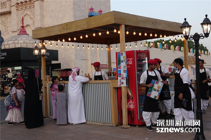 为了能让游客仿佛置身于相应的国家，展馆在人员、服装和装潢上下足了功夫。李仁奇 摄