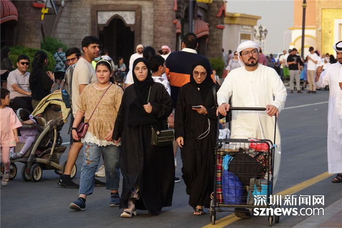 来这里游玩的除少量游客外，大多数是本地和周边居民。李仁奇 摄
