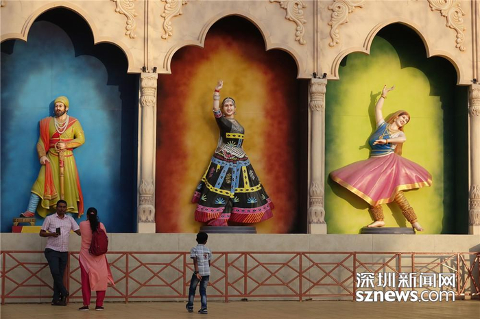 迪拜地球村拥有迪拜最大的停车场之一，可容纳超过18000辆车。李仁奇 摄