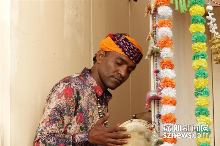 惟妙惟肖的木偶配以阿拉伯传统音乐，将埃及的历史文化展现在观众眼前。李仁奇 摄