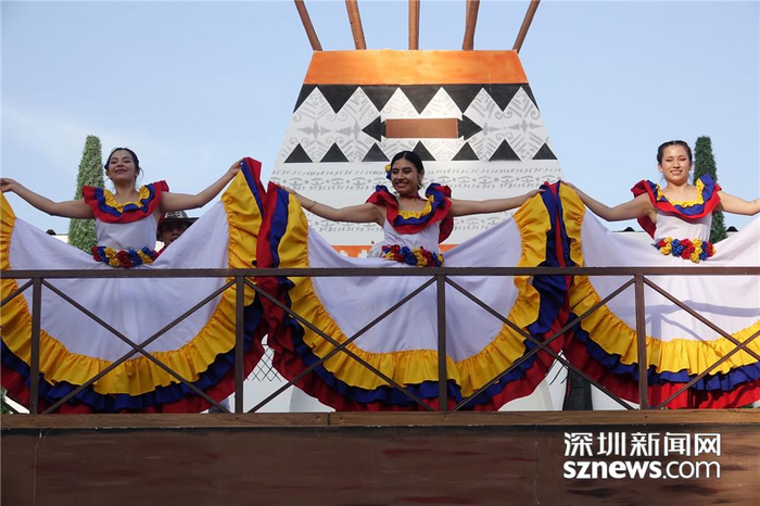 有些人来这里是为了品尝美食，有些人是为了娱乐项目，有些人是为了看文娱表演。李仁奇 摄