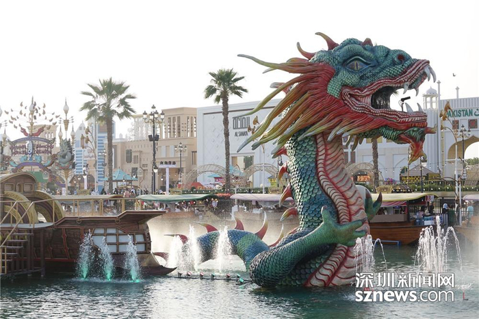 晚上的地球村，表演、音乐和喷泉交汇在一起。李仁奇 摄