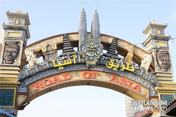 亚洲之路，这是一条步行街，有40多个摊位，展示各个国家的代表性食品和产品。李仁奇 摄