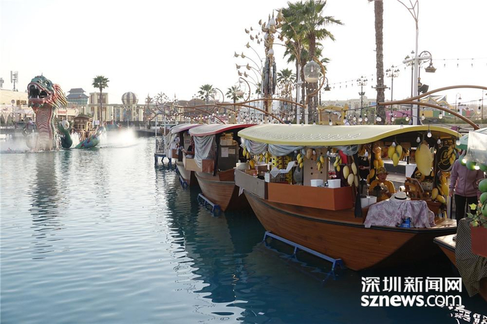 亚洲风格的水上市场供应印尼拉面、越南河粉、泰国水果等美食。李仁奇 摄