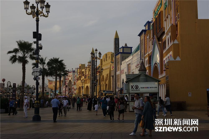 通过这些小店铺你可以找到来自也门的蜂蜜、伊朗的藏红花、阿富汗的薄饼、非洲的木雕、泰国的干果......李仁奇 摄