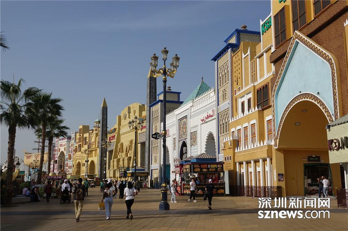 琳琅满目的商品、乐趣无穷的娱乐设施以及多姿多彩的音乐、歌舞和戏曲表演，一同营造了欢乐气氛。李仁奇 摄