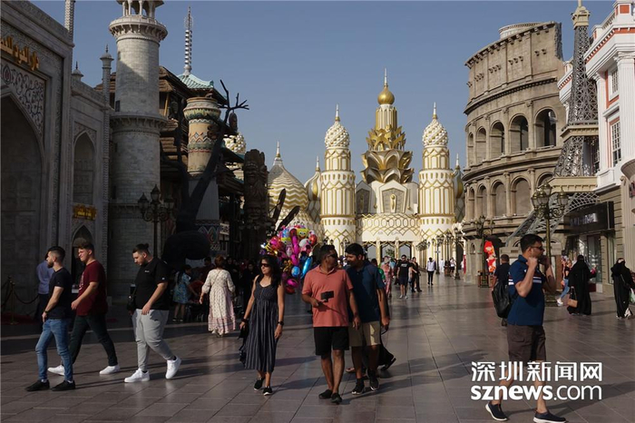 来自超过几十个国家的小店铺，分布在展区内，出售相应的特色商品。李仁奇 摄