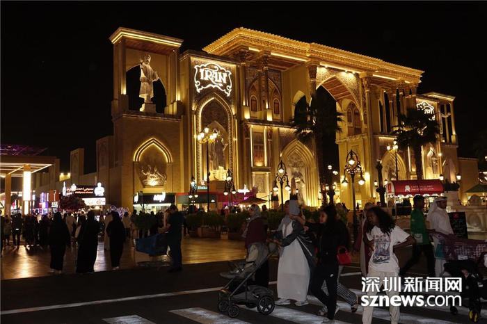 主舞台每天都有好几场大型表演，中间还会穿插各个国家馆出的特色表演。李仁奇 摄