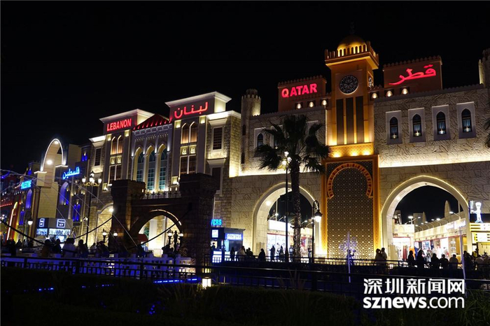 另外每周五、六21点有烟花表演，不要错过哦！李仁奇 摄