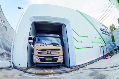 换电重卡正在换电︒企业供图