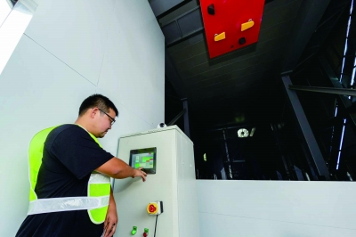 工作人员正在检查设备。 企业供图