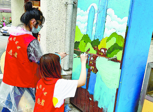 青年志愿者彩绘变电箱。