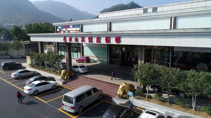 △ 岭南东方酒店、贞山宾馆可为游客提供山水之间的体验，并能提供会商的各种设施功能。