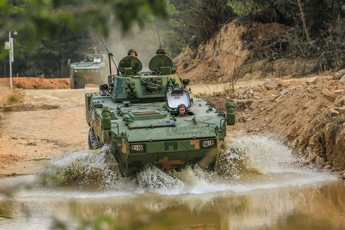 图片说明：09式轮式步战车 枕戈观澜图