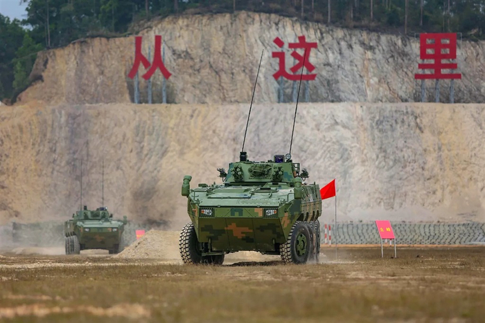 图片说明：09式轮式步战车  枕戈观澜图