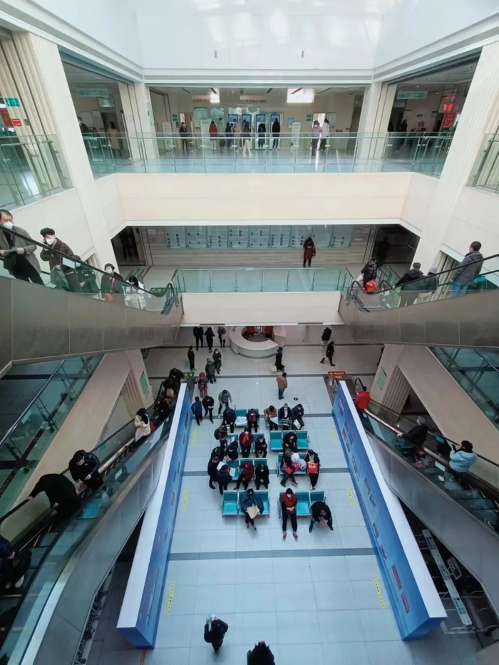 陪诊师通常要比患者早到医院，图源受访者