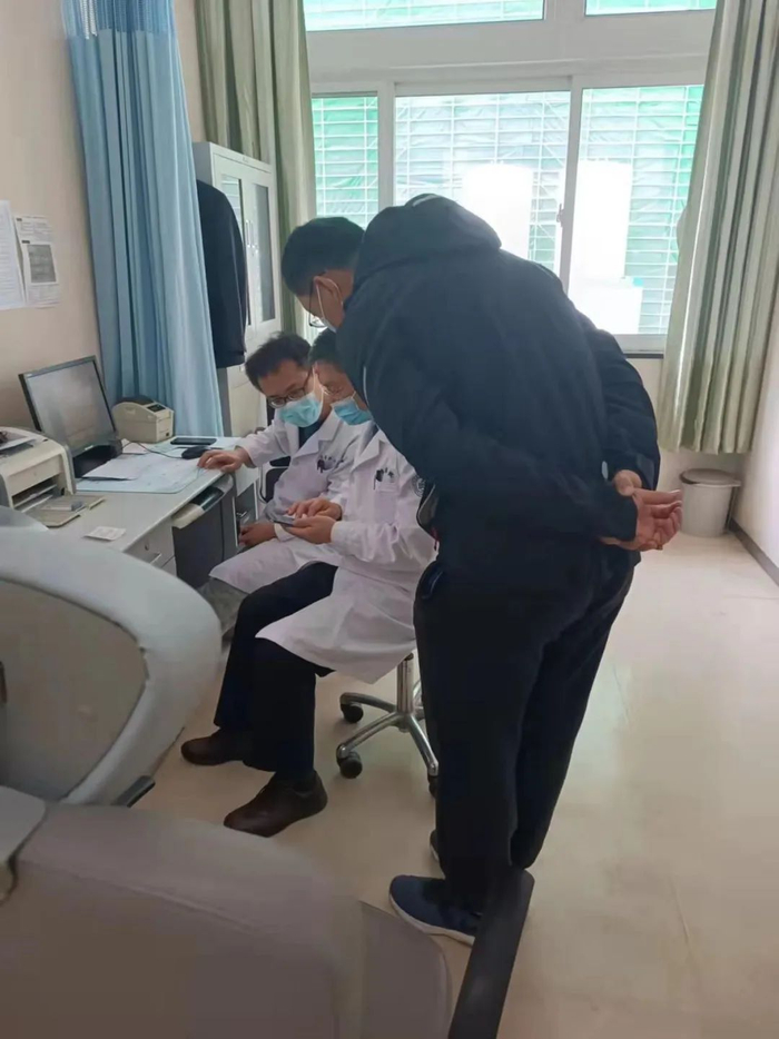 给医生看报告单，图源受访者