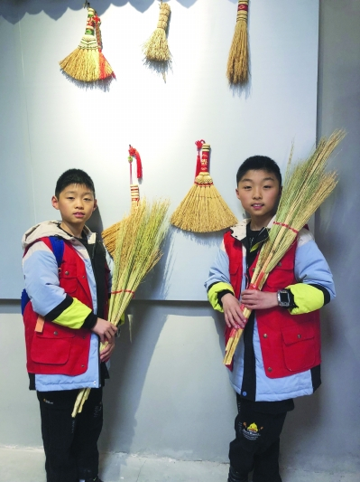 小记者学习手工制作笤帚技艺。