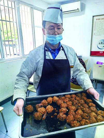 在鼓楼区凤凰街道蓝天园社区乐善为邻居家养老服务中心，大厨正在分装刚出锅的狮子头。南京日报/紫金山新闻记者 王婷婷 摄