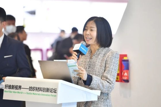 ▲ 华峰集团市场总监赵何沫沙博士宣读获奖名单