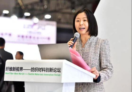 　　▲华峰集团市场总监赵何沫沙博士现场致辞