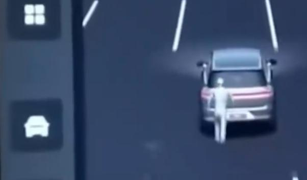 “理想车主夜间驾车中控显示有人追车”相关视频截图。