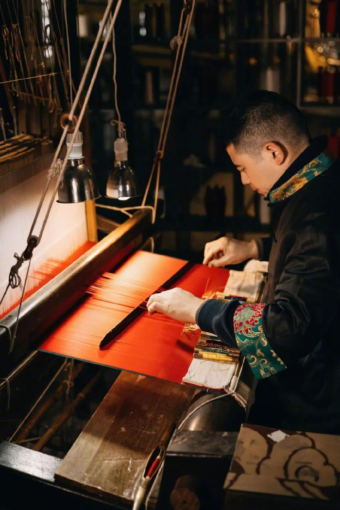 纯手工制作的婚书。| 图片来源：南京云锦研究所