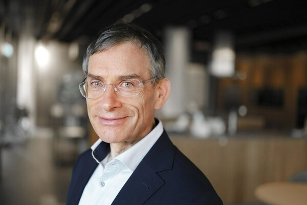 　　首席财务官戴巴赫博士