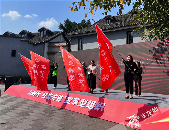 授旗仪式。华龙网-新重庆客户端 记者 舒婷 摄