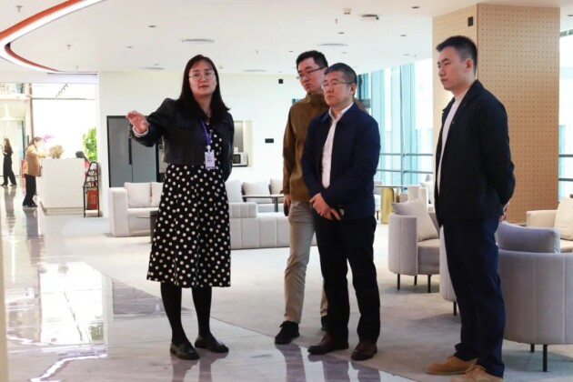 　　△贾福军主任一行参观圆心谱