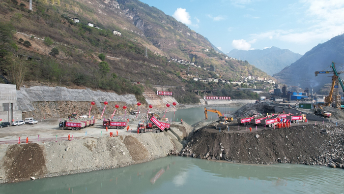 倾倒围堰土石。中国能建葛洲坝一公司沙坪一级水电站厂坝工程施工项目部供图