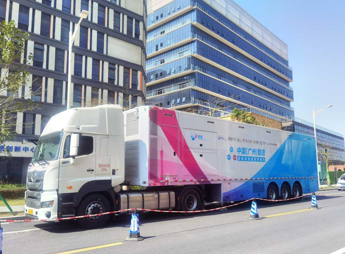 停放在广东省超高清视频前端系统创新中心门前的我国首台国造超高清4K转播车。经济日报记者 郑 杨摄