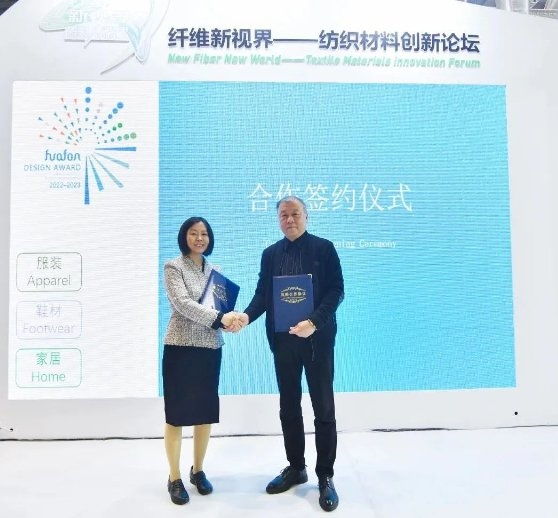 　　▲华峰集团市场总监赵何沫沙博士与浙江红蜻蜓鞋业股份有限公司技术总顾问吴建欣先生签订战略合作协议