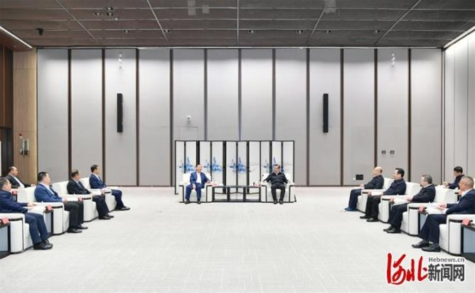 3月29日，省委书记、省人大常委会主任倪岳峰和省委副书记、省长王正谱同中国联通领导举行工作座谈。  记者赵海江摄