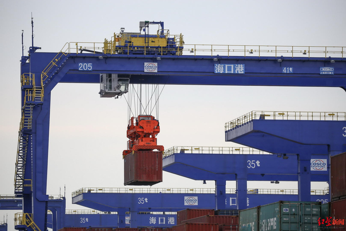 ↑2022年3月16日，繁忙的海口港集装箱码头 据ICphoto